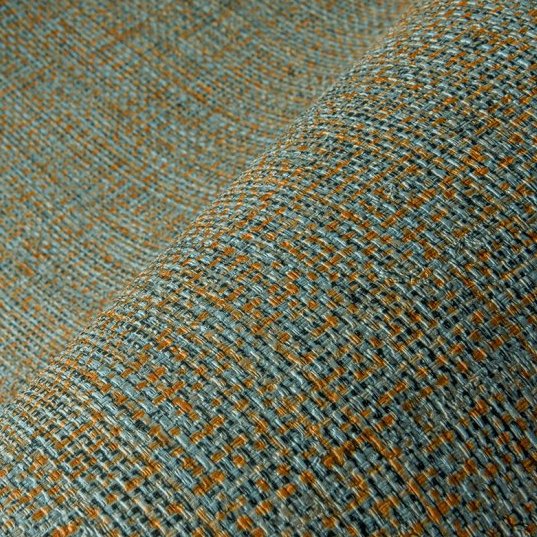 Detailopname van het Arte Nongo behang uit de Gitane collectie met een geweven textuur in blauw- en aardetinten.