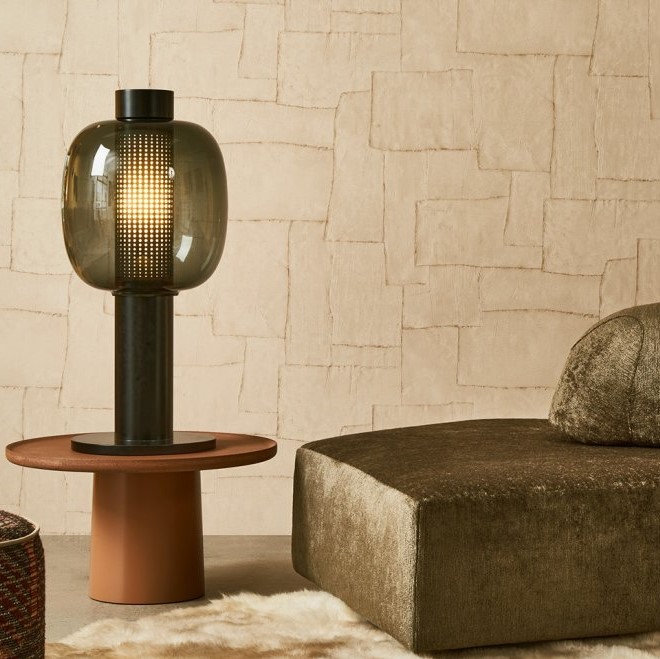 Moderne woonkamer met Arte-behang Oblong, een glazen tafellamp en een fluwelen chaise longue.