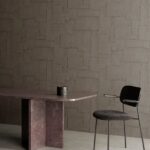 Moderne interieursetting met Arte Oblong behang, een paarsmarmeren tafel en een zwarte designstoel.