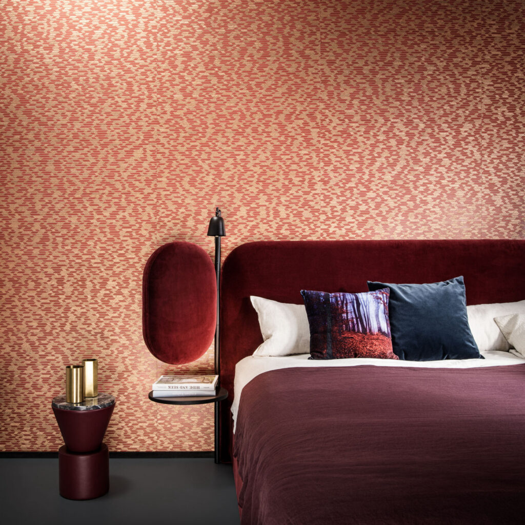 Luxe slaapkamer met rood Arte Papyrus 48550 behang en een bordeauxrode fluwelen bedombouw.