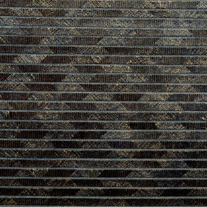Donker Arte behang uit de Papyrus-collectie met een gestructureerd patroon van horizontale lijnen en subtiele geometrische vormen in goudtinten.