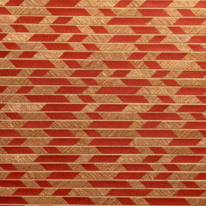 Geometrisch Arte-behang Papyrus 48552 met een patroon van rode en goudbruine schuine strepen.