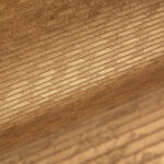 Detailopname van het Arte behang Papyrus 48553 met een goudbruine, lineaire structuur en subtiel patroon.