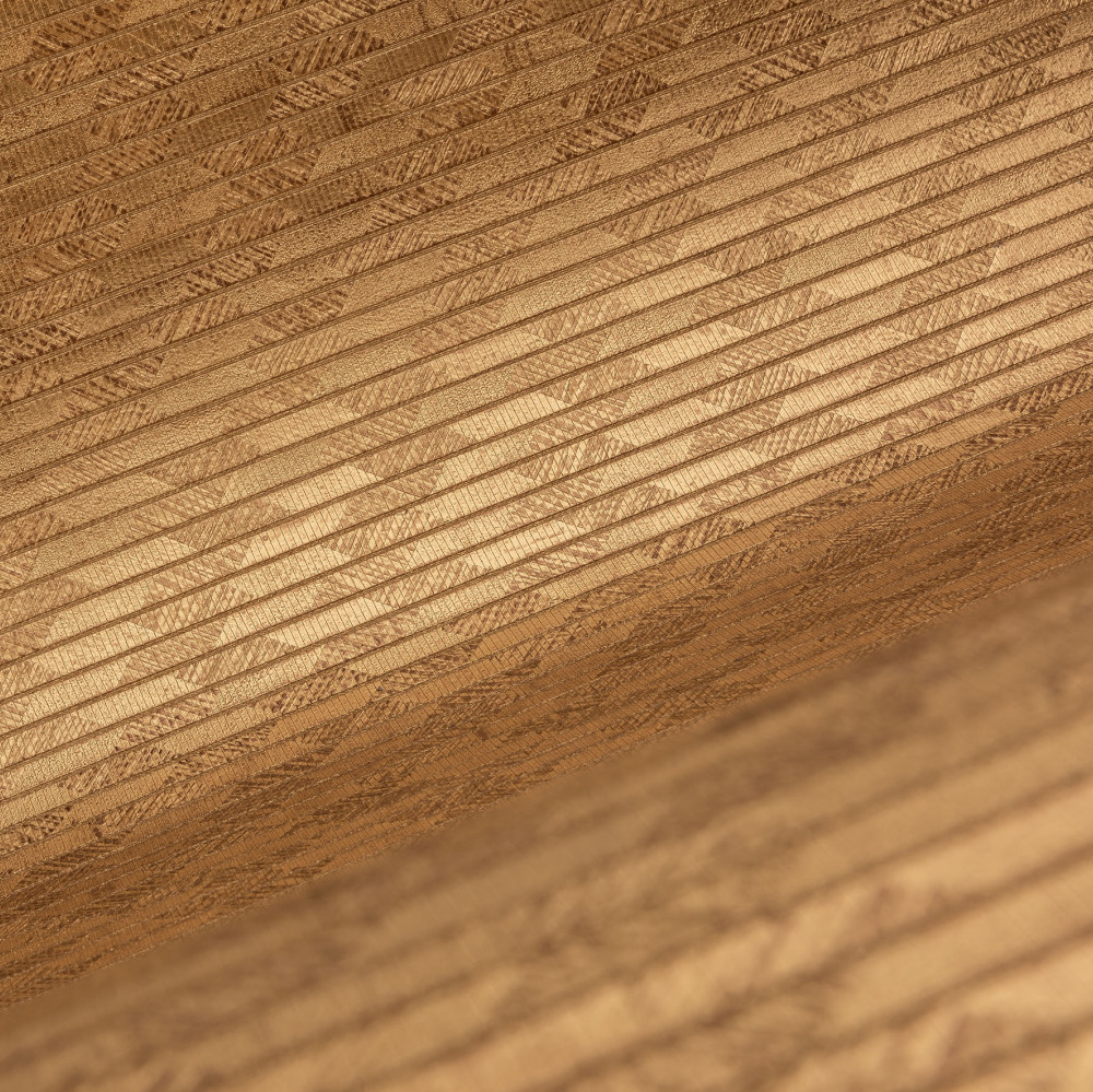 Detailopname van het Arte behang Papyrus 48553 met een goudbruine, lineaire structuur en subtiel patroon.