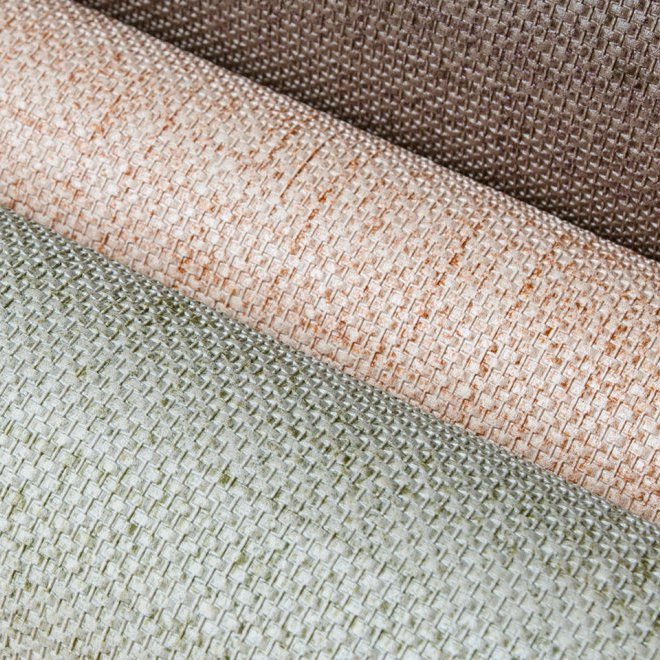 Drie rollen Arte behang uit de Puro 27000 collectie met een geweven textuur in aardetinten.