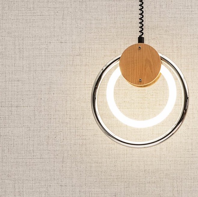 Moderne hanglamp met houten en metalen accenten voor een linnenstructuur behang van Arte Puro 27000.