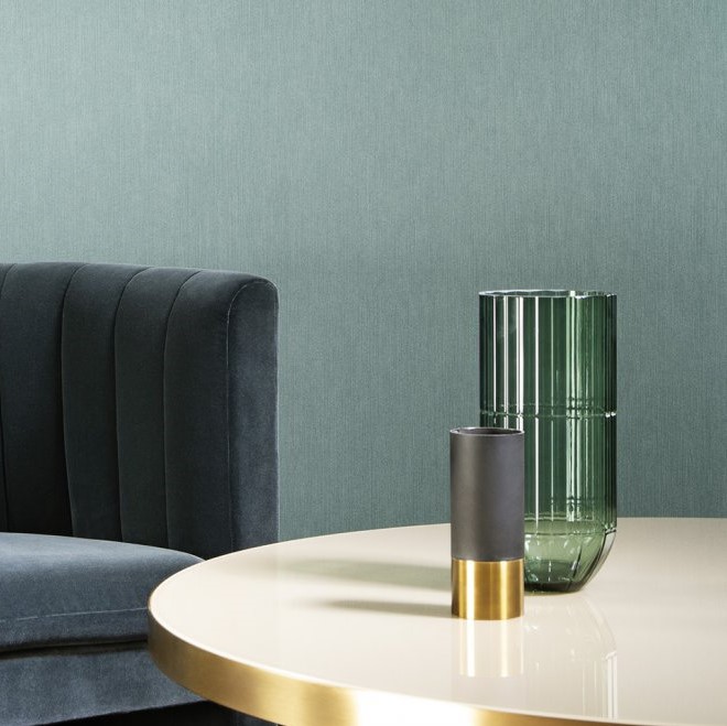 Moderne interieursetting met Arte Temper behang, een fluwelen stoel, ronde tafel en decoratieve vazen.