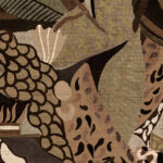 Gedetailleerd patroon van het Arte behang Terra Tropicana 97672 met tropische en abstracte vormen in aardetinten.