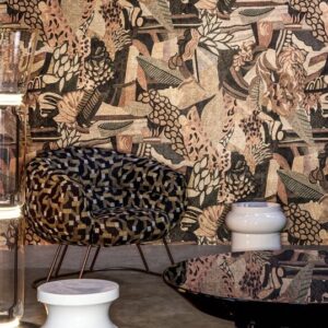 Moderne interieursetting met Arte Terra Tropicana behang uit de Decors & Panoramiques collectie, met een geometrische fauteuil en design bijzettafels.