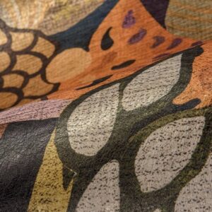 Close-up van het Arte behang Terra Tropicana in bruintinten met tropisch en organisch patroon uit de Decors & Panoramiques collectie.