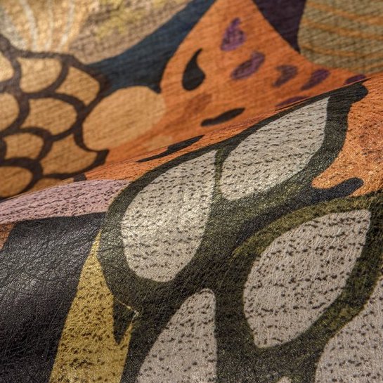 Close-up van het Arte behang Terra Tropicana in bruintinten met tropisch en organisch patroon uit de Decors & Panoramiques collectie.