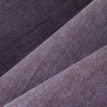 Close-up van paars Arte Textura Canvas 24505 behang met een textielachtige structuur.