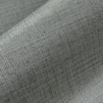 Close-up van het grijs geweven Arte Textura Puro 27009 behang met een natuurlijke textiellook.