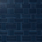 Donkerblauw Arte-behang Textura Weave 31571A met een geweven, rechthoekig patroon in reliëf.