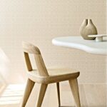 Lichte, moderne interieursetting met een houten stoel, organisch gevormde tafel en Arte Textura Weave 31576A behang op de achtergrond.