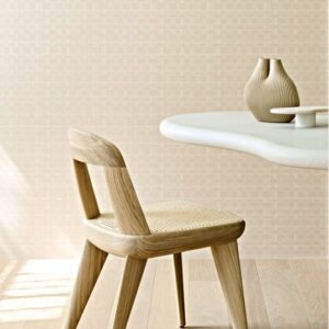 Lichte, moderne interieursetting met een houten stoel, organisch gevormde tafel en Arte Textura Weave 31576A behang op de achtergrond.