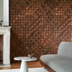 Sfeervolle woonkamer met Arte behang Tinto 48002 Moss uit de Les Forêts collectie, gekenmerkt door een warme, houtlook textuur.