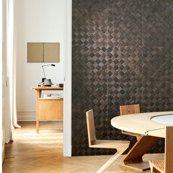 Moderne ruimte met Arte Tinto 48002 Moss behang uit de Les Forêts collectie en houten meubels.