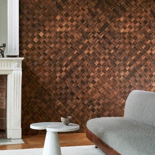 Sfeervolle woonkamer met Arte behang Tinto 48002 Moss uit de Les Forêts collectie, gekenmerkt door een warme, houtlook textuur.