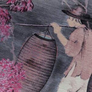Detail van het Arte behang 'Toile de Tibet' met een oosterse figuur die een lantaarn draagt tussen roze bloesems.
