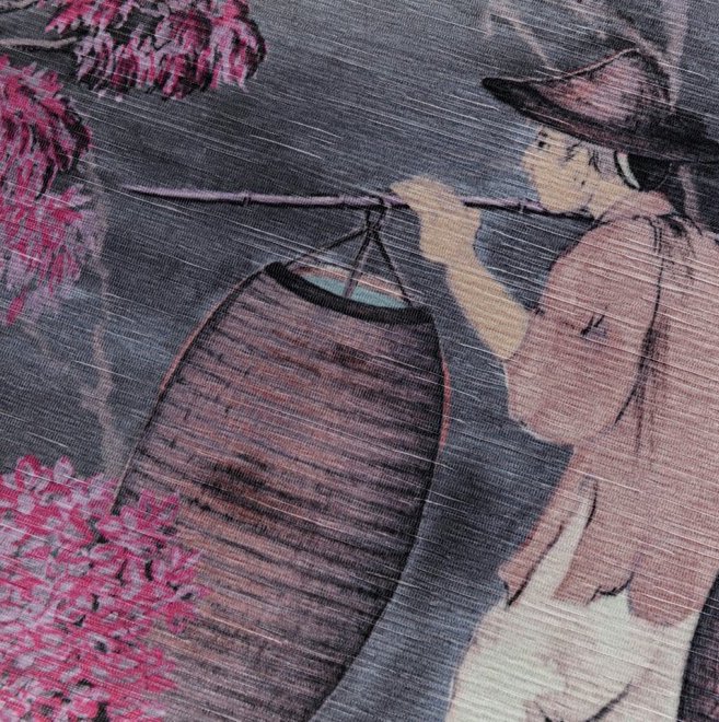 Detail van het Arte behang 'Toile de Tibet' met een oosterse figuur die een lantaarn draagt tussen roze bloesems.