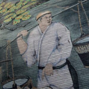 Detail van groen Arte-behang uit de Toile de Tibet collectie met een geschilderde figuur die manden draagt.