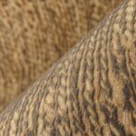 Close-up van Arte behang Tresse 48051 in sepia met een gevlochten, textuurrijk patroon uit de Les Forêts-collectie.