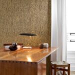 Stijlvol interieur met Arte-behang Tresse 48051 Sepia, houten bureau, designlamp en moderne decoratie.