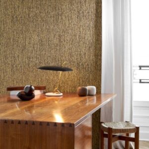 Stijlvol interieur met Arte-behang Tresse 48051 Sepia, houten bureau, designlamp en moderne decoratie.