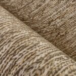 Detailopname van Arte-behang Tresse 48051 in sepia met een textuur geïnspireerd op gevlochten natuurlijke vezels.