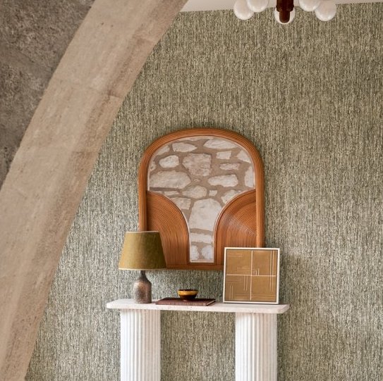 Interieur met Arte-behang Tresse 48051 Sepia uit de Les Forêts-collectie, een nisdecoratie en stijlvolle accessoires op een witte zuilconsole.