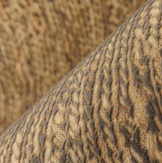 Close-up van Arte behang Tresse 48051 in sepia met een gevlochten, textuurrijk patroon uit de Les Forêts-collectie.