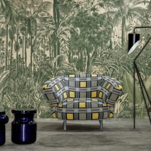 Designfauteuil met opvallend ruitpatroon voor tropisch behang uit de Arte Valle de Viñales Palmier collectie.