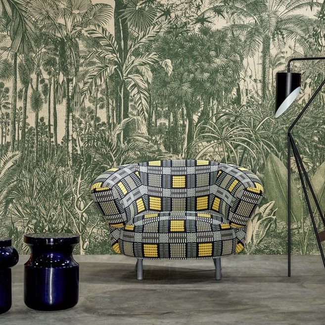 Designfauteuil met opvallend ruitpatroon voor tropisch behang uit de Arte Valle de Viñales Palmier collectie.