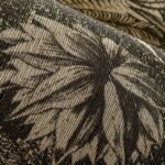 Close-up van zwart-wit behang uit de Arte Valle de Viñales collectie met een tropisch bladerpatroon en textuur.