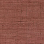 Close-up van Arte behang uit de Wild Silk collectie in Ghicha Silk 86540 met een roodbruine, geweven textuur.