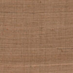 Bruin, grof geweven behang met een natuurlijke zijdeachtige textuur uit de Arte Wild Silk Ghicha Silk collectie.