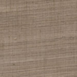Beige behang met een natuurlijke, grove textuur van Ghicha-wildzijde uit de Arte WildSilk-collectie.
