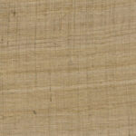 Behang met een grove, natuurlijke textuur in beige Ghicha-zijde uit de Arte Wild Silk-collectie.