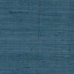 Blauw Arte-behang van ruwe zijde uit de WildSilk GhichaSilk collectie met een natuurlijke, geweven textuur.