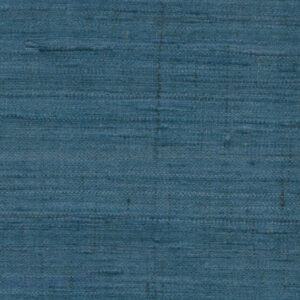 Blauw Arte-behang van ruwe zijde uit de WildSilk GhichaSilk collectie met een natuurlijke, geweven textuur.