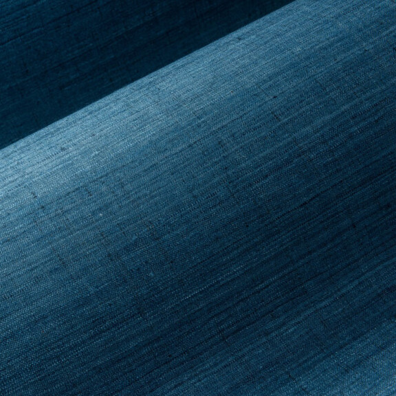 Detail van Arte-behang Wild Silk Ghicha Silk 86555 in een diepblauwe, natuurlijke zijdeachtige textuur.
