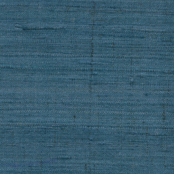 Blauw Arte-behang van ruwe zijde uit de WildSilk GhichaSilk collectie met een natuurlijke, geweven textuur.