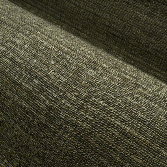 Detailopname van het Arte-behang Wild Silk Katia Silk 86503 met een grove, zijdeachtige textuur in natuurlijke groentinten.