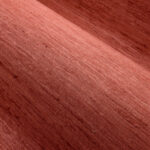 Detailopname van het Arte WildSilk PureSilk 86528 behang in een warme roodtint met een subtiele zijdeachtige textuur.