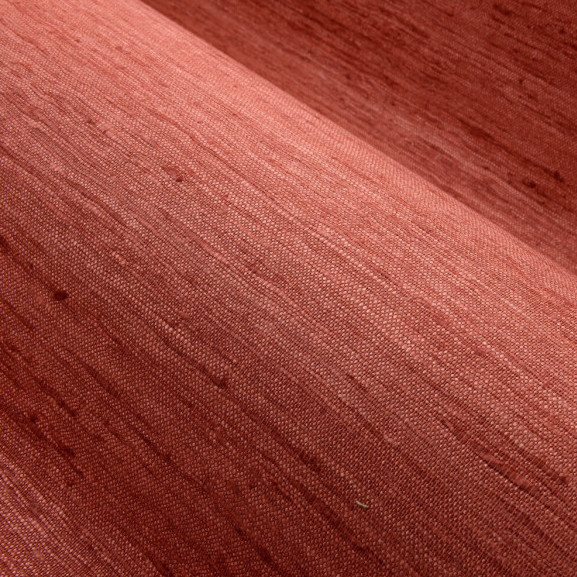 Detailopname van het Arte WildSilk PureSilk 86528 behang in een warme roodtint met een subtiele zijdeachtige textuur.