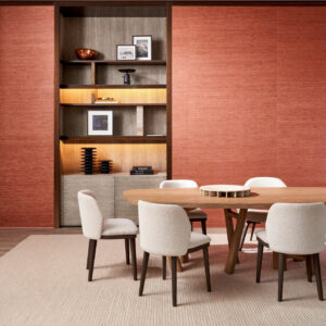Eetkamer met warm Arte Wild Silk Pure Silk 86528 behang, houten tafel en zachte witte stoelen.