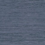 Donkerblauw Arte Wild Silk behang met een natuurlijke, zijdeachtige textuur.