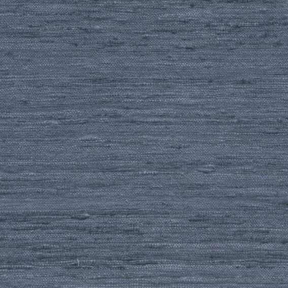 Donkerblauw Arte Wild Silk behang met een natuurlijke, zijdeachtige textuur.