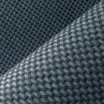 Close-up van het Arte-behang Wildwalk Ferox met een donkerblauw geometrisch textuurpatroon.